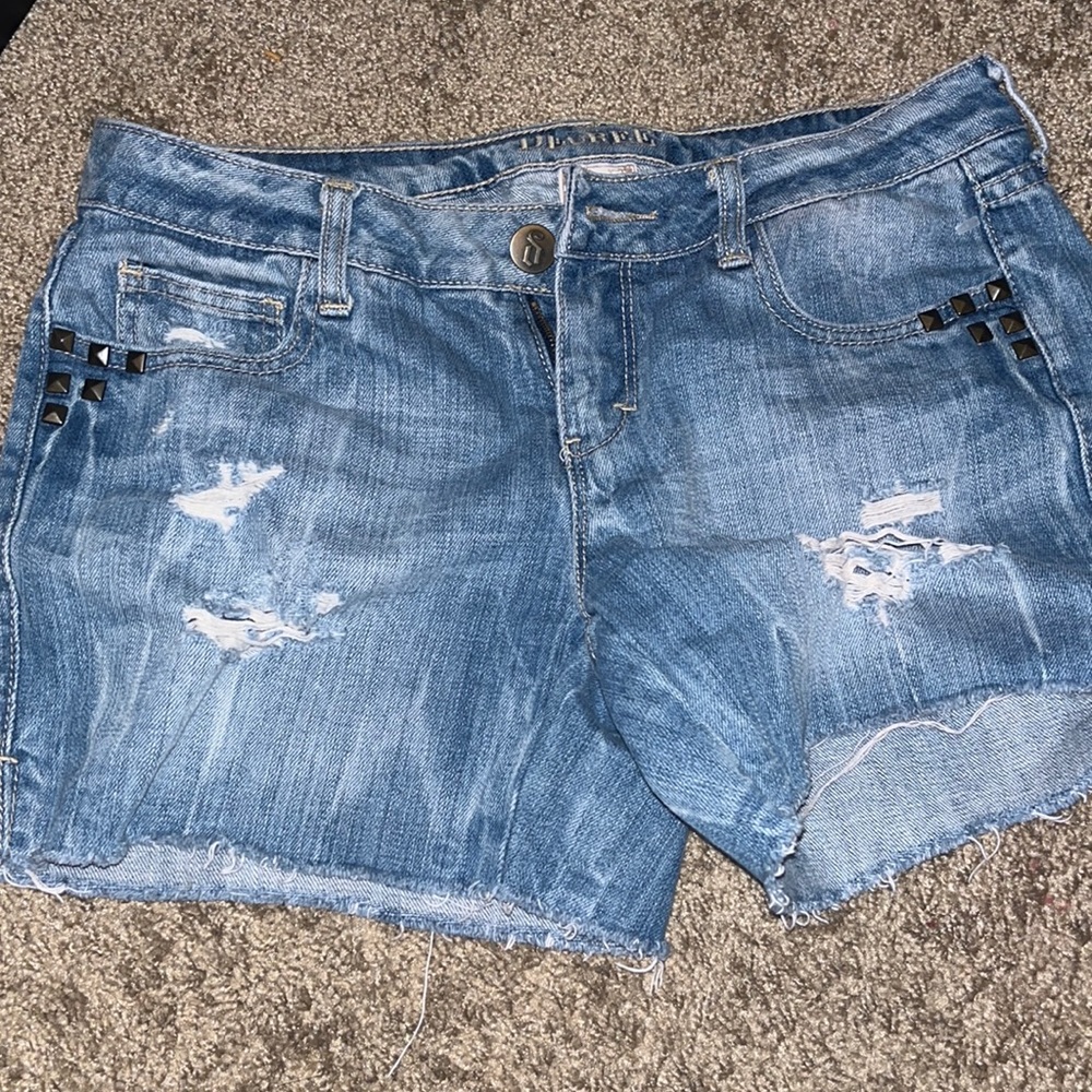 Super cute studded jean shorts